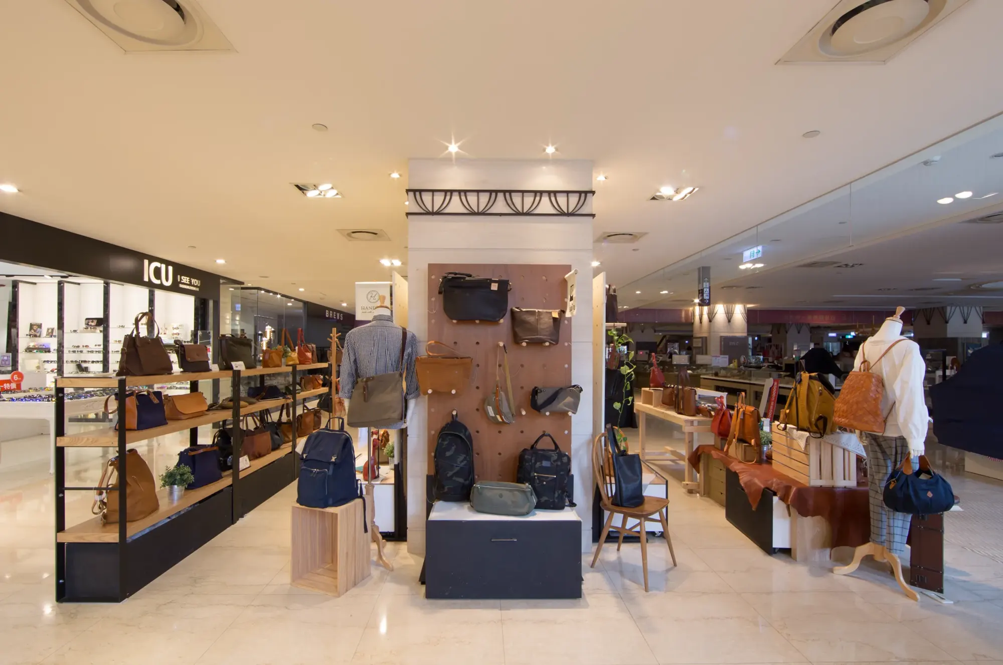 Hand iin POP UP STORE interior