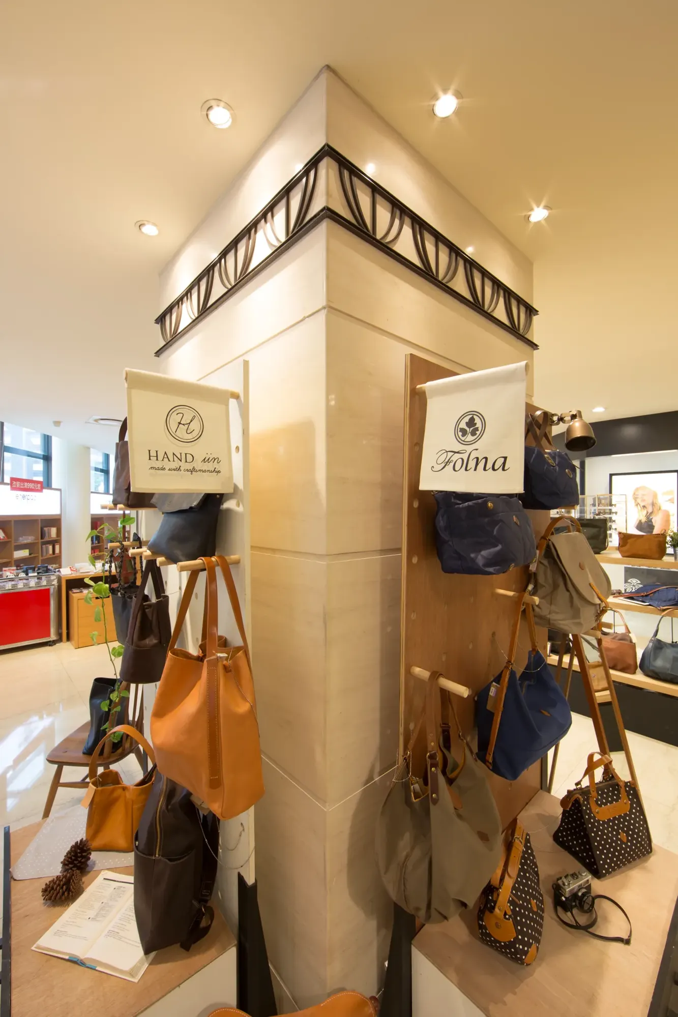 Hand iin POP UP STORE interior