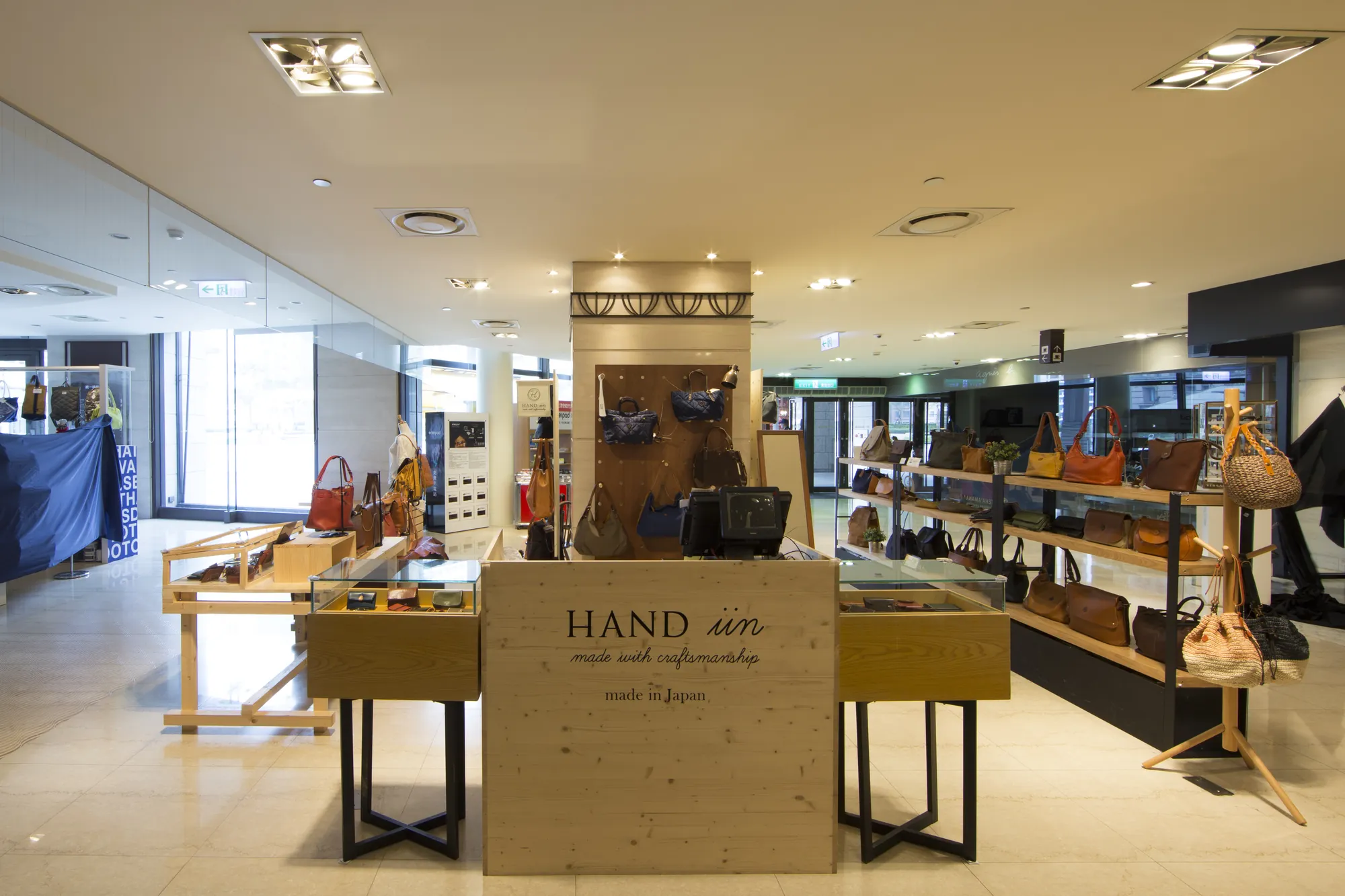 Hand iin POP UP STORE interior