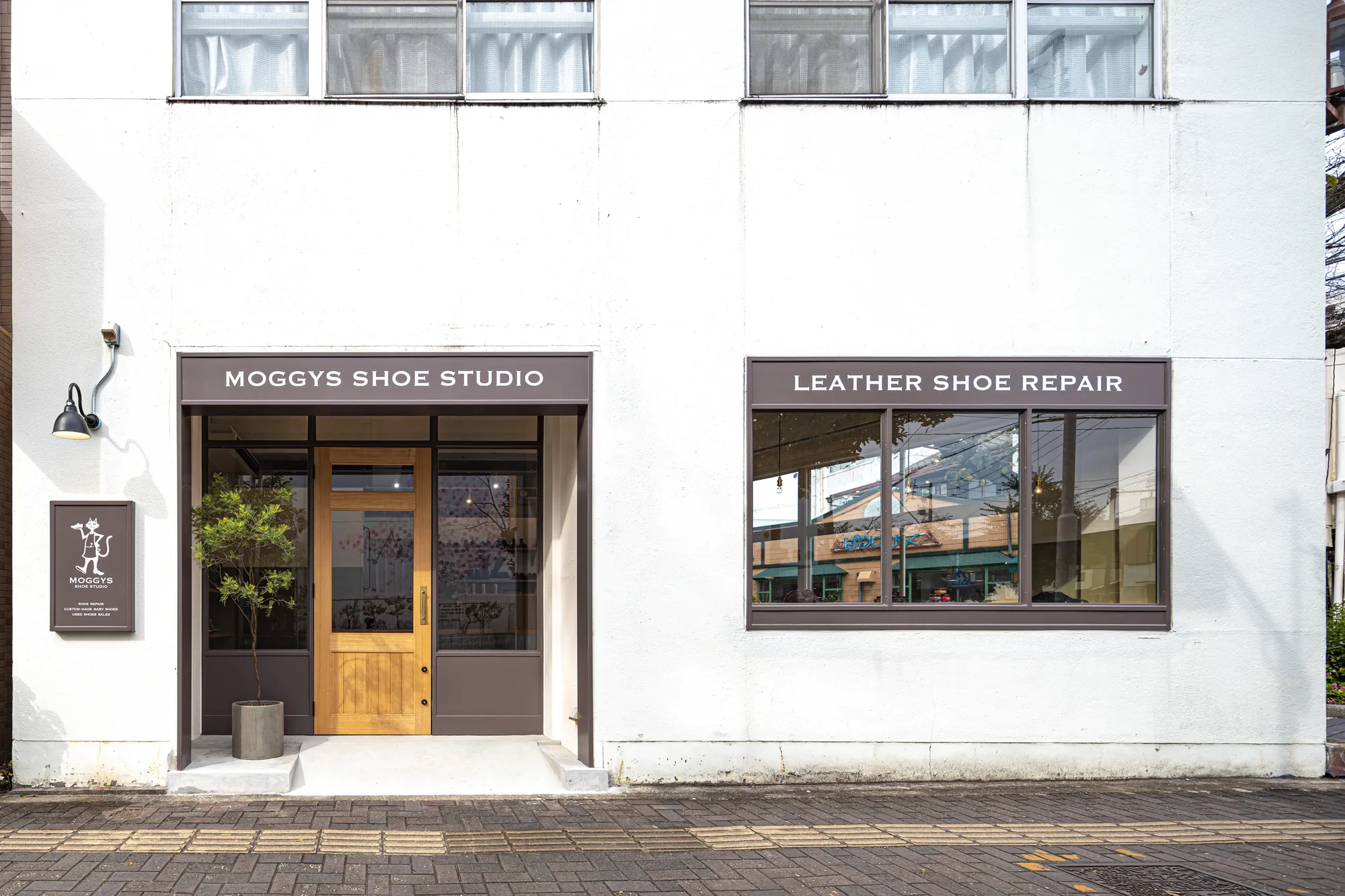 MOGGYS SHOE STUDIO interior