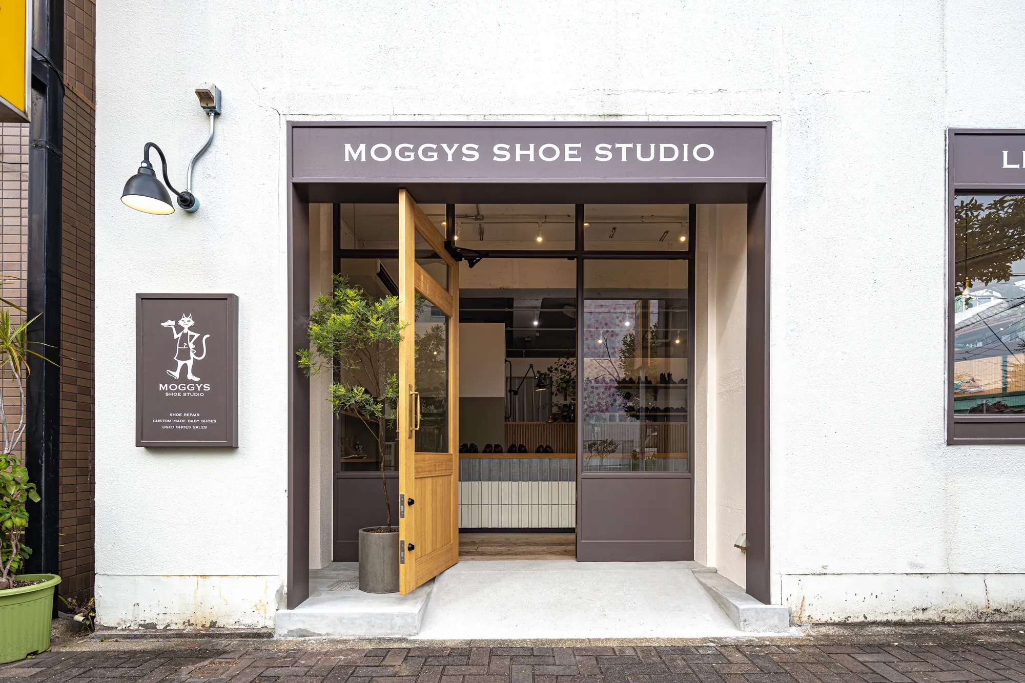 MOGGYS SHOE STUDIO interior