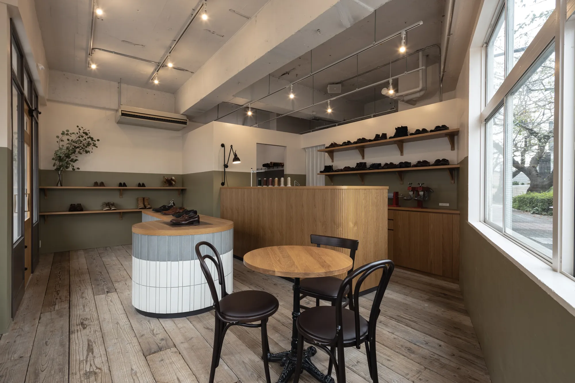 MOGGYS SHOE STUDIO interior