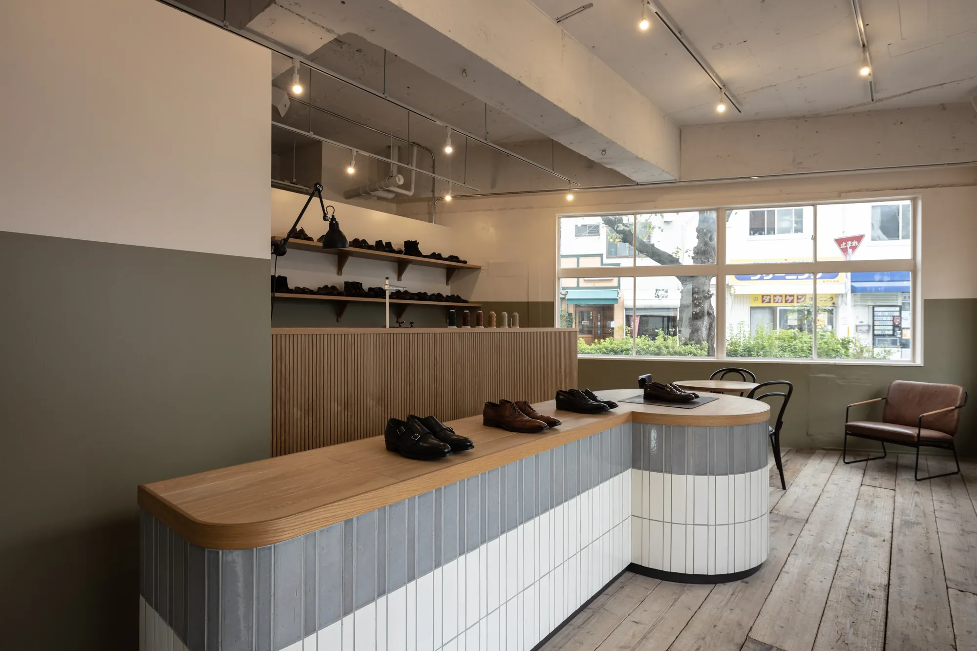 MOGGYS SHOE STUDIO interior
