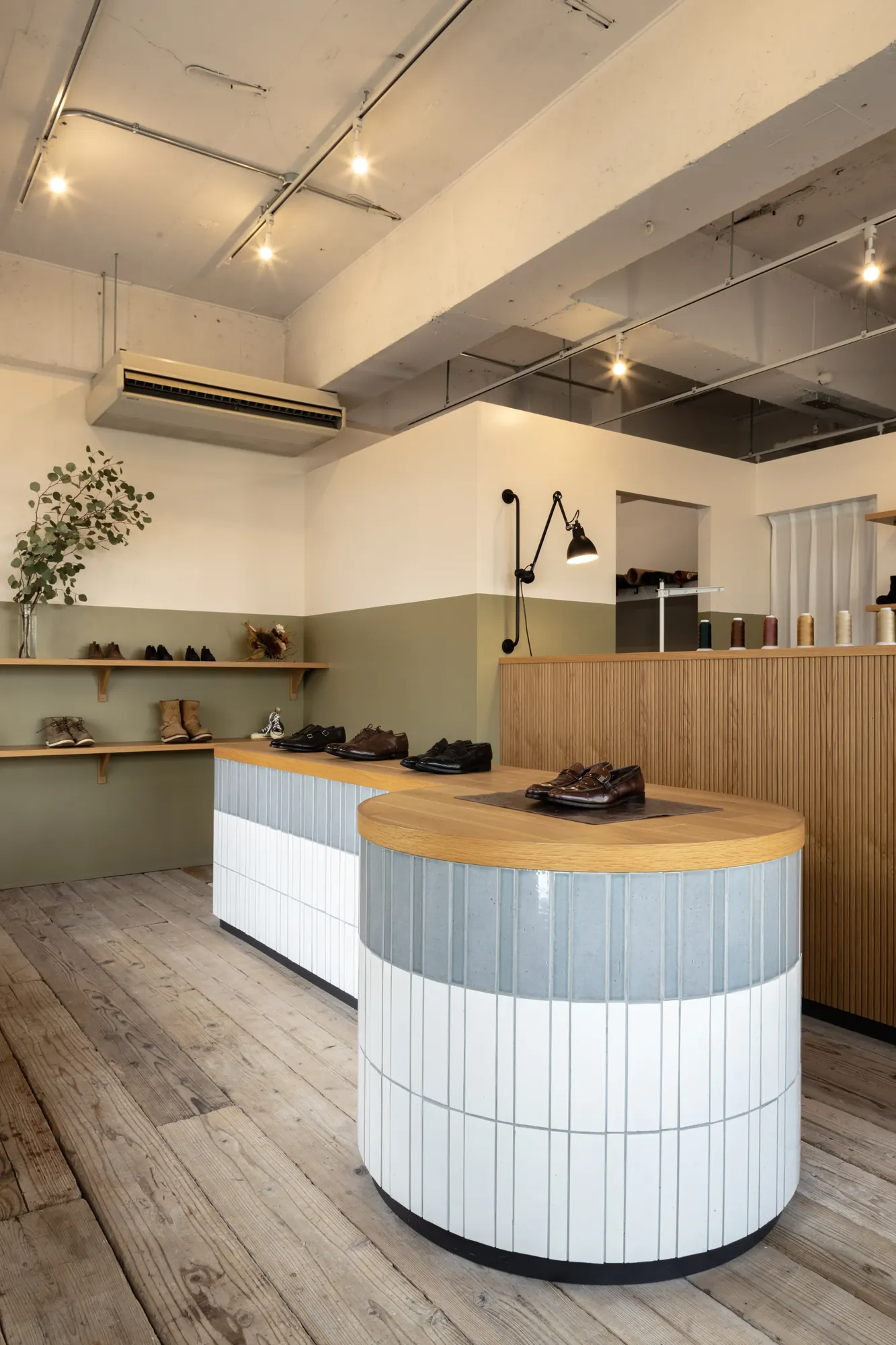 MOGGYS SHOE STUDIO interior