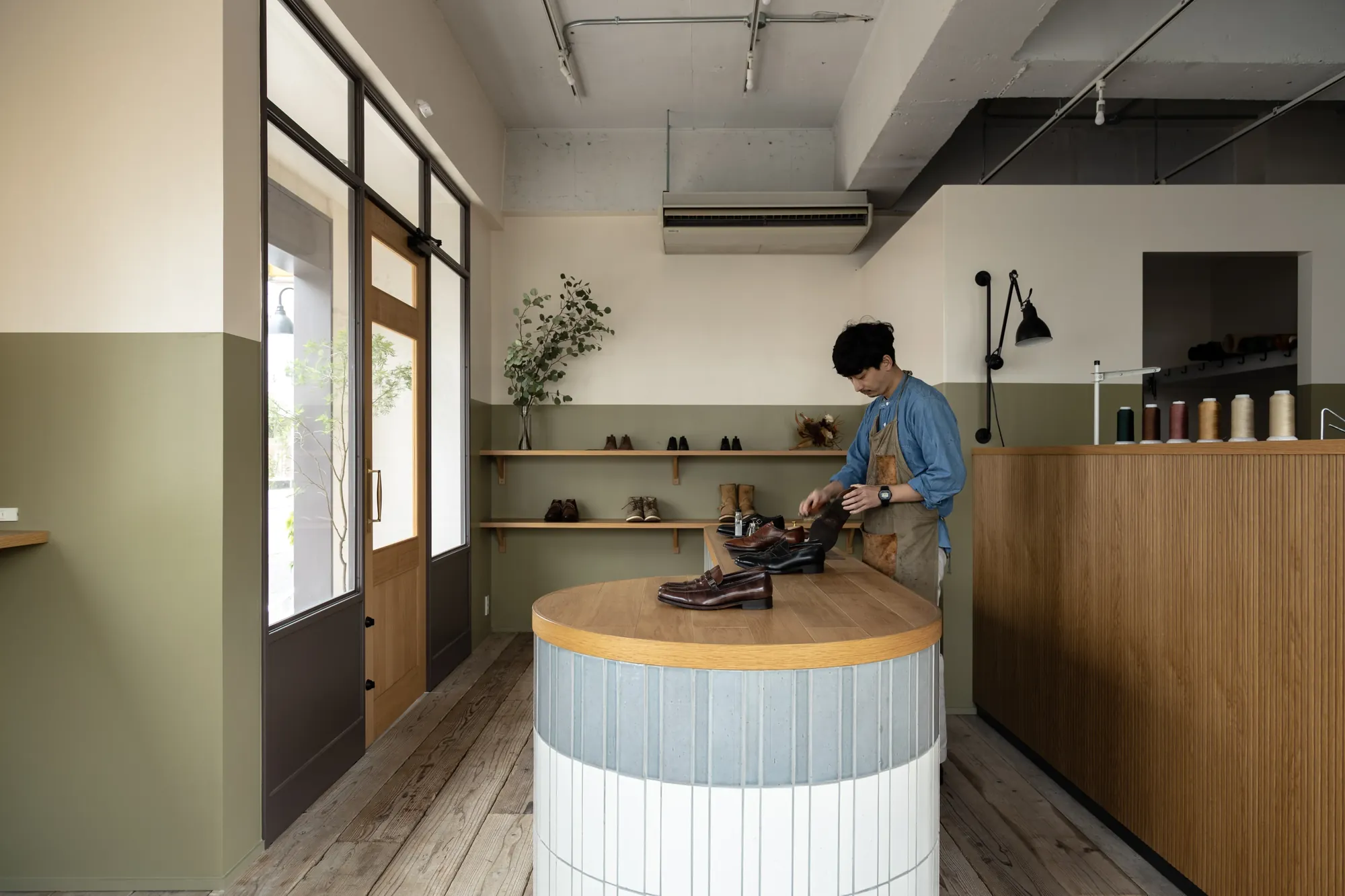 MOGGYS SHOE STUDIO interior