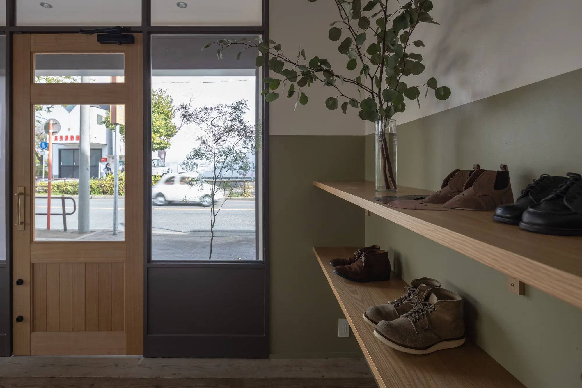 MOGGYS SHOE STUDIO interior