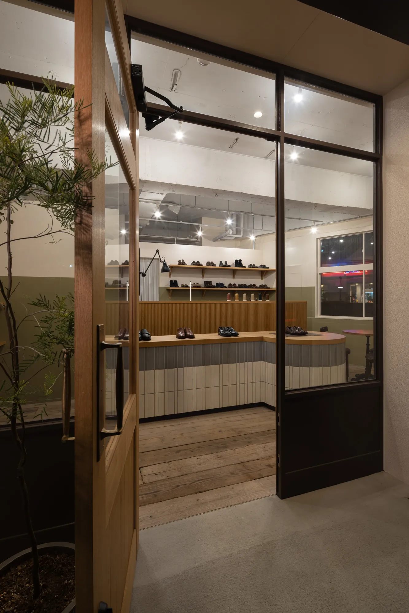 MOGGYS SHOE STUDIO interior