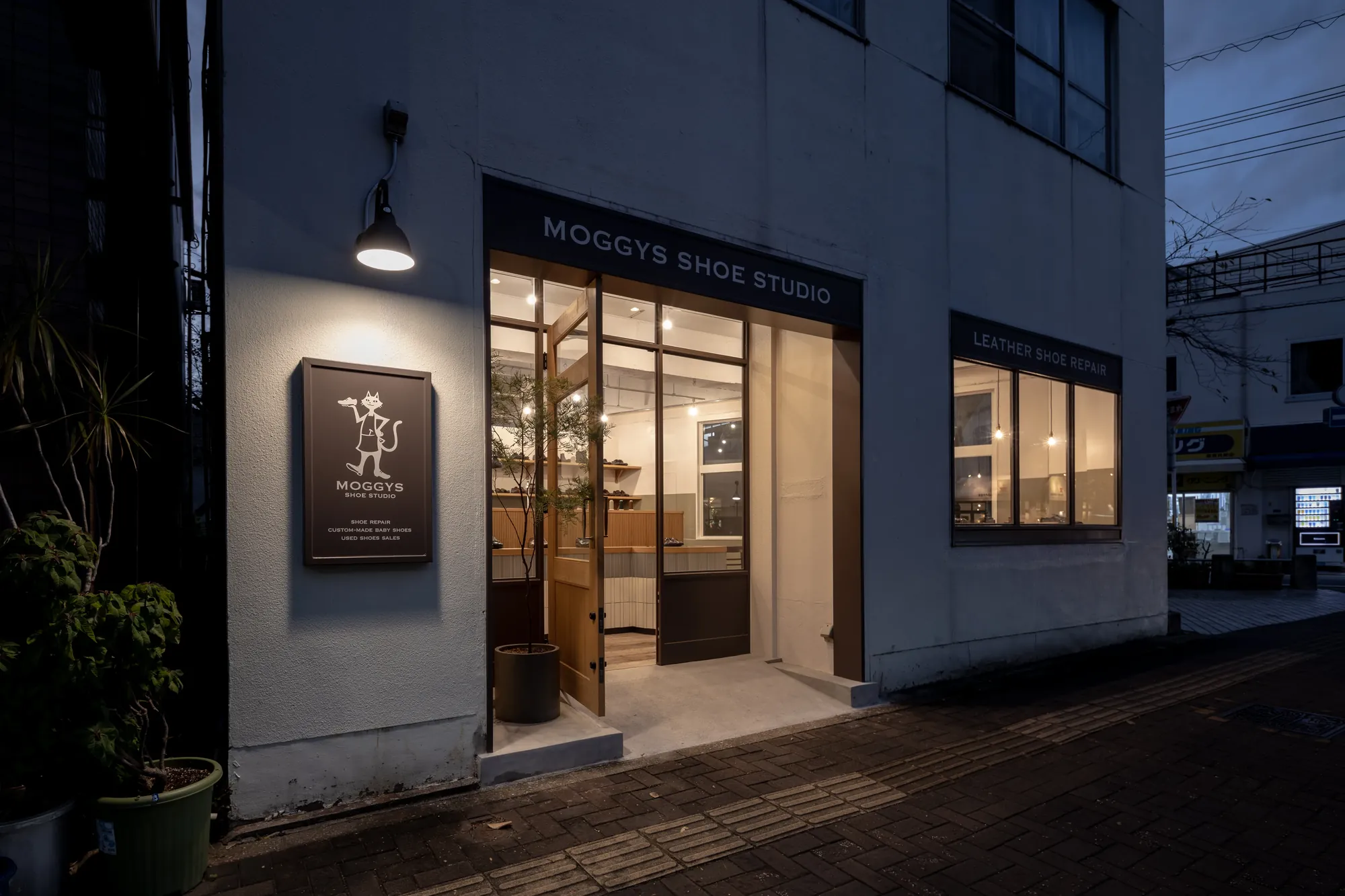 MOGGYS SHOE STUDIO interior