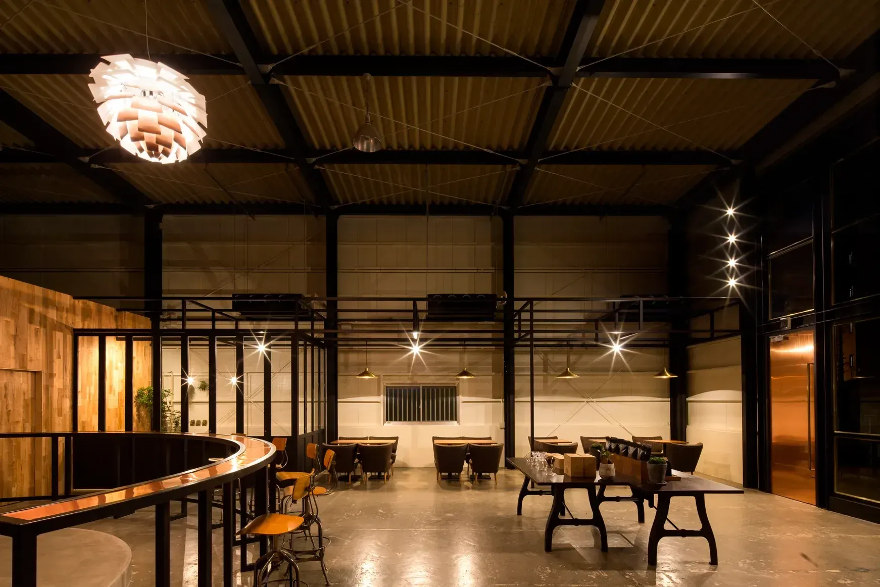 R ART OF COFFEE cafe & roaster interior