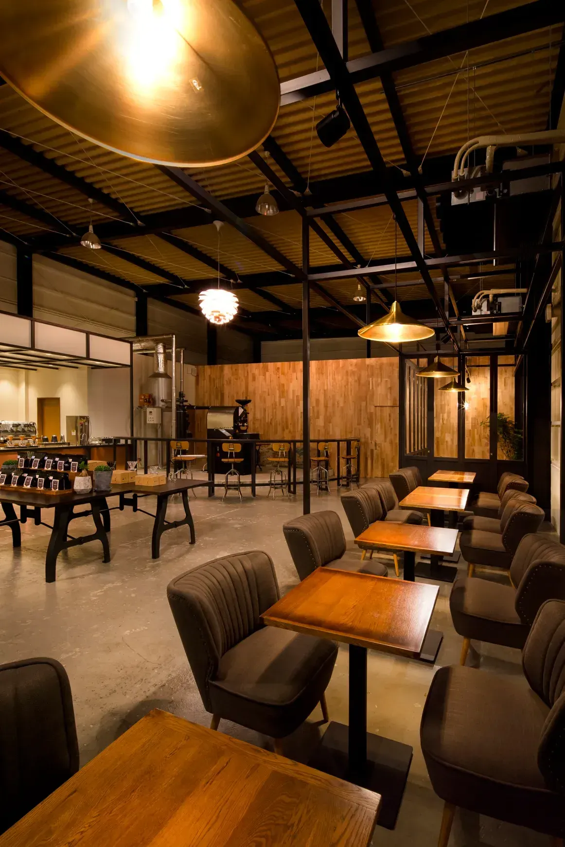 R ART OF COFFEE cafe & roaster interior