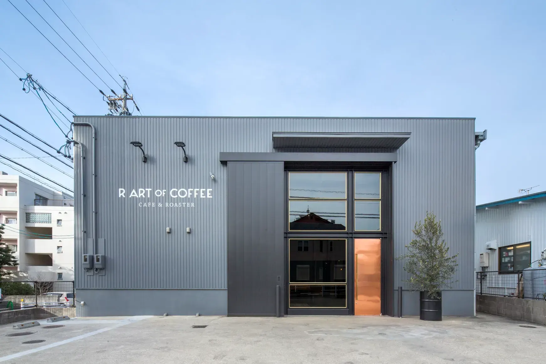 R ART OF COFFEE cafe & roaster interior