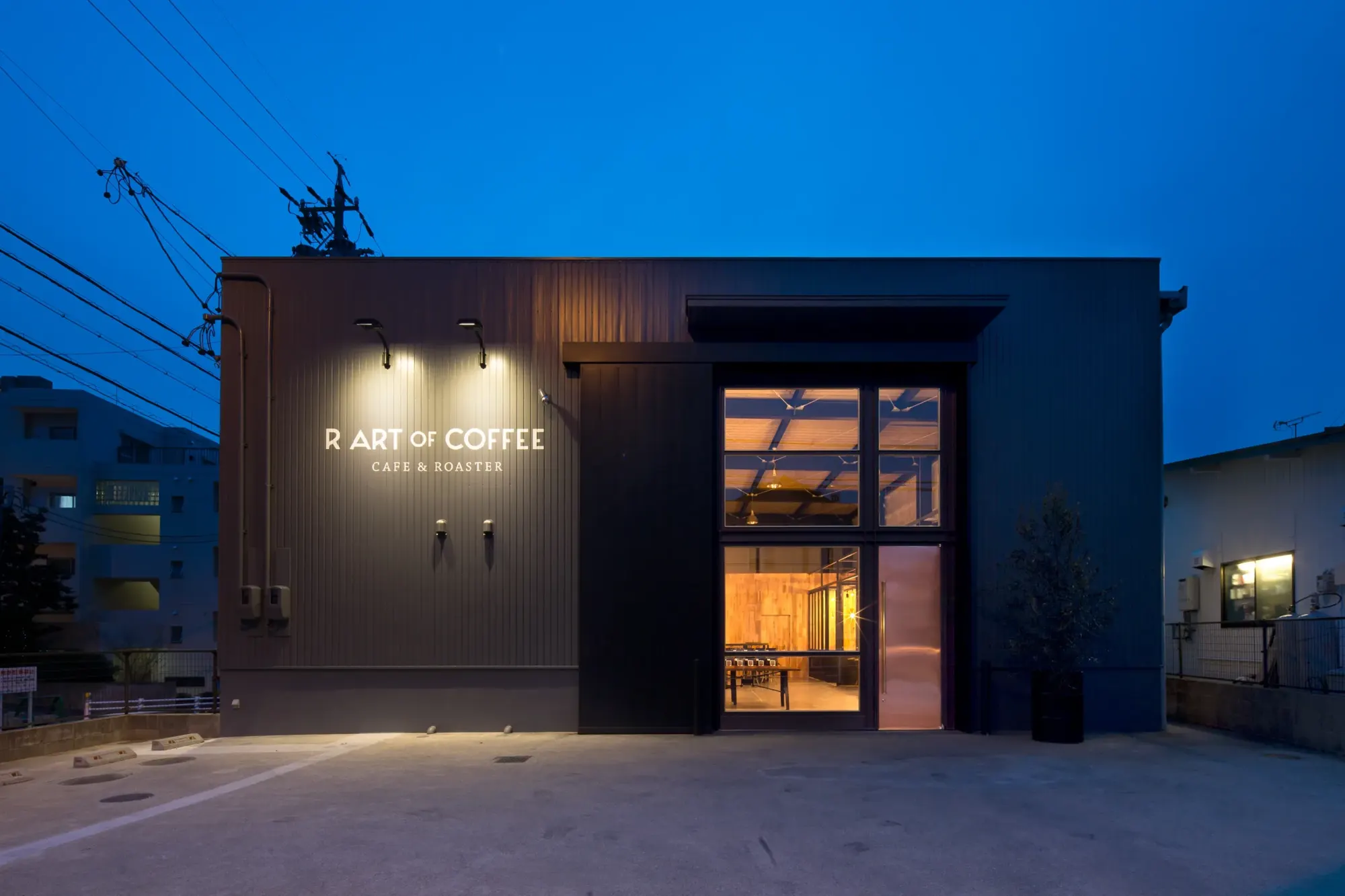 R ART OF COFFEE cafe & roaster interior
