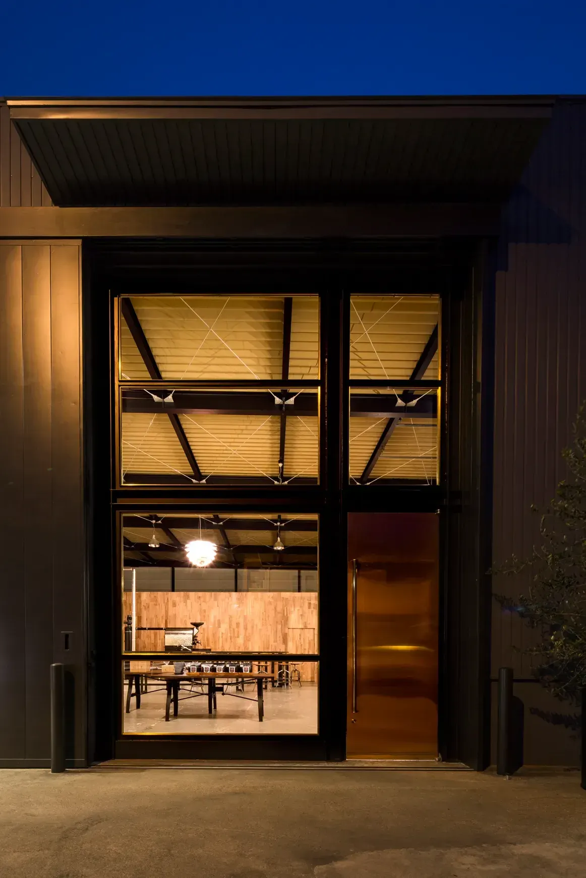 R ART OF COFFEE cafe & roaster interior