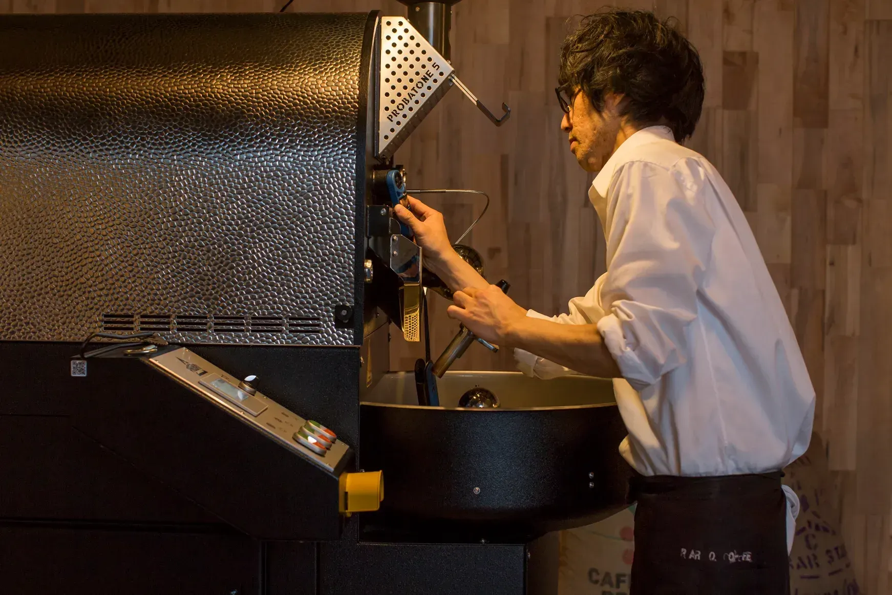 R ART OF COFFEE cafe & roaster interior